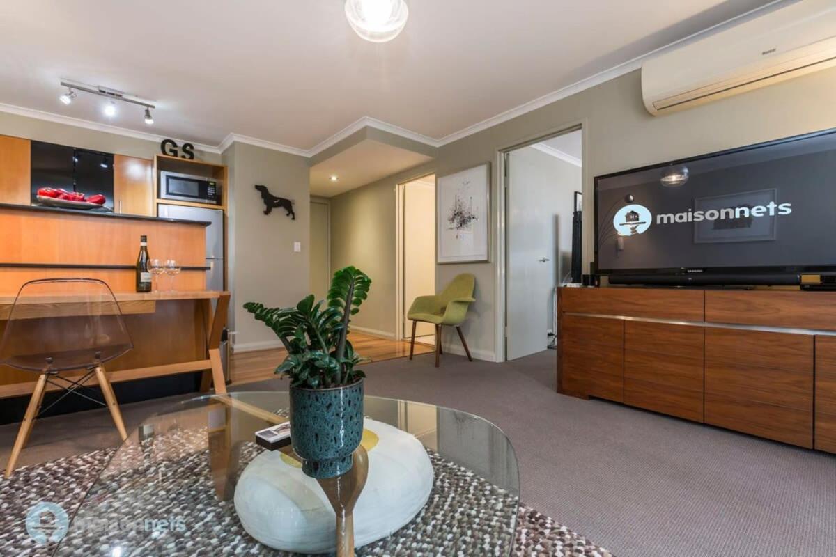 Surry Hills With Views Pool Gym Parking Apartment